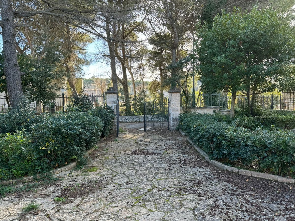 Villa (zona residenziale) di  6 vani /300 mq  a Fasano (zona Selva di Fasano)