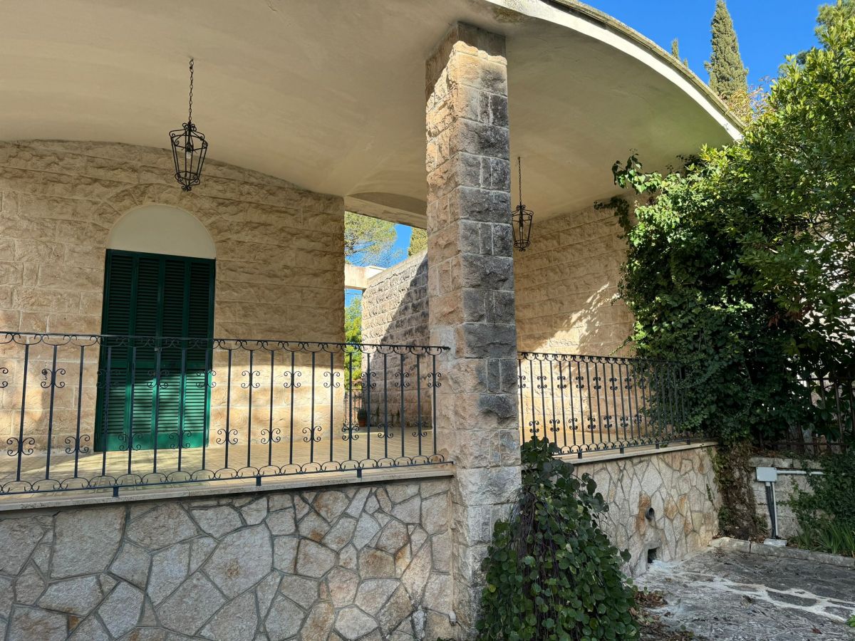 Villa (zona residenziale) di  6 vani /300 mq  a Fasano (zona Selva di Fasano)