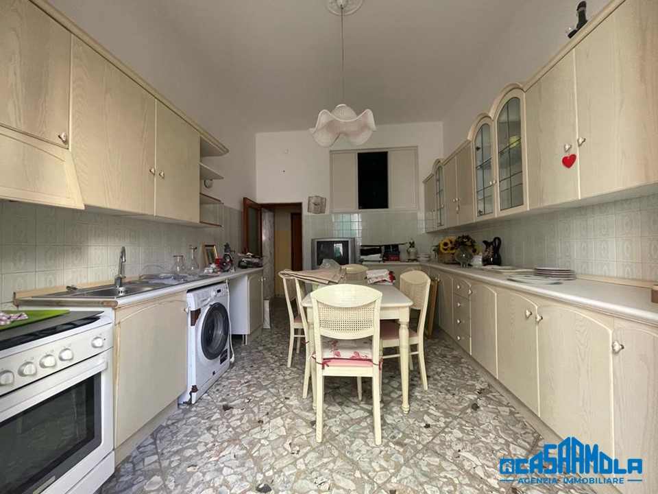 Appartamento di  6 vani /160 mq  a Mola di Bari (zona Centrale)