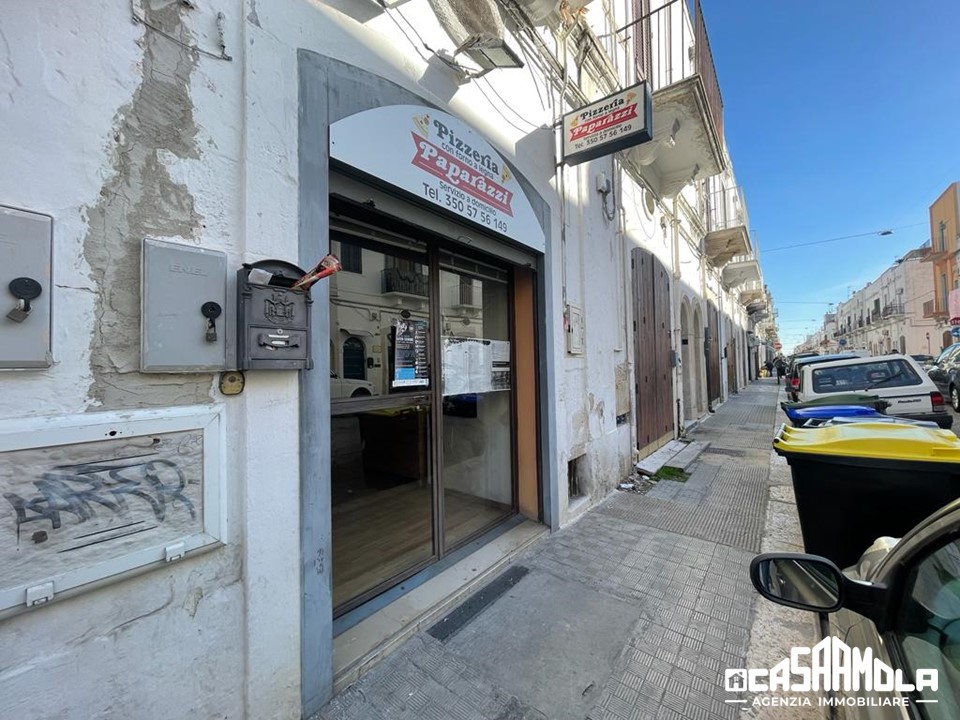 Attività  / Licenza di  2 vani /50 mq  a Mola di Bari (zona Centrale)