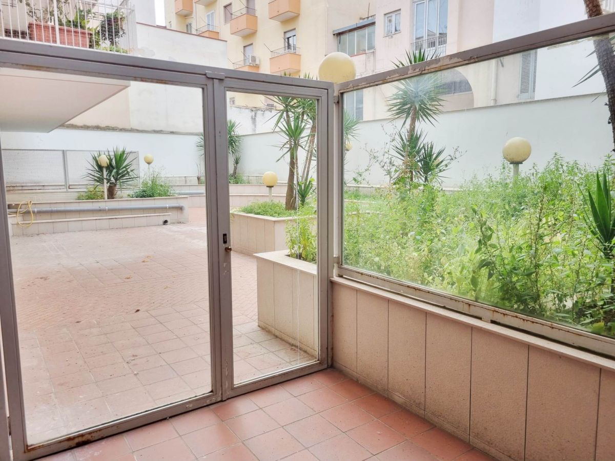 Appartamento di  6 vani /198 mq  a Andria (zona Centro)