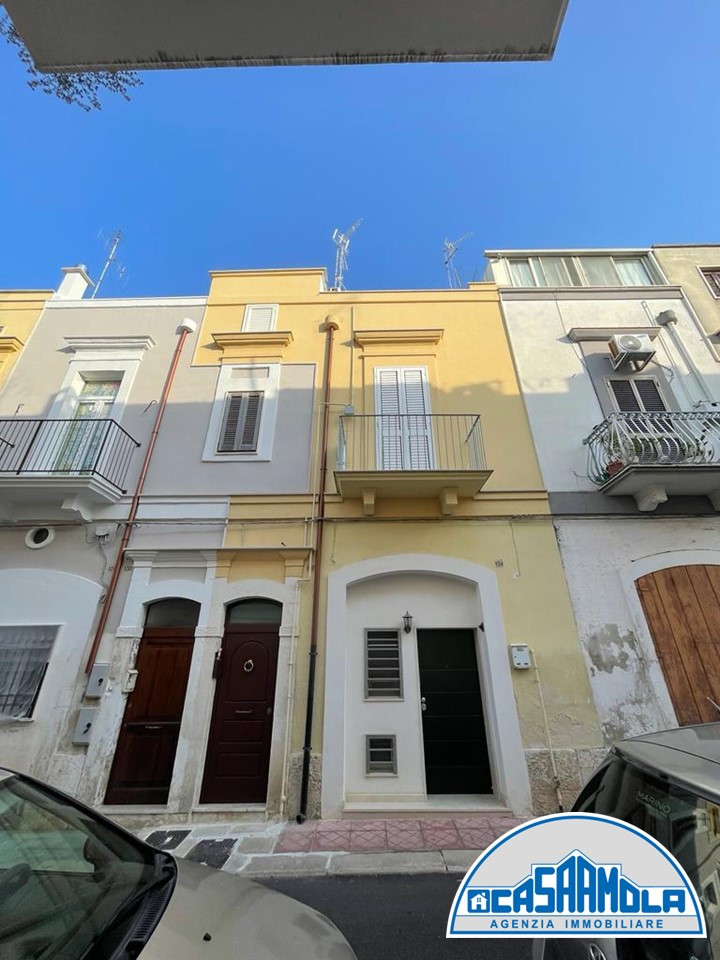 Casa indipendente di  2 vani /50 mq  a Mola di Bari (zona Centrale)