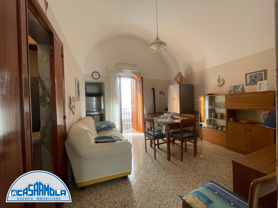 Casa indipendente di  2 vani /50 mq  a Mola di Bari (zona Centrale)