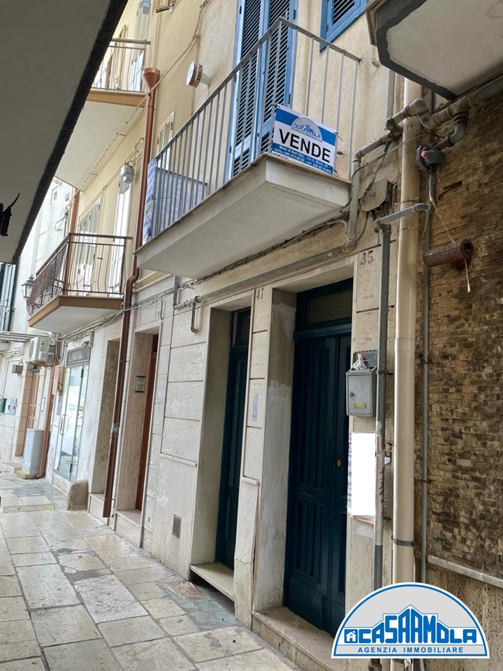 Appartamento di  3 vani /70 mq  a Mola di Bari (zona Centrale)