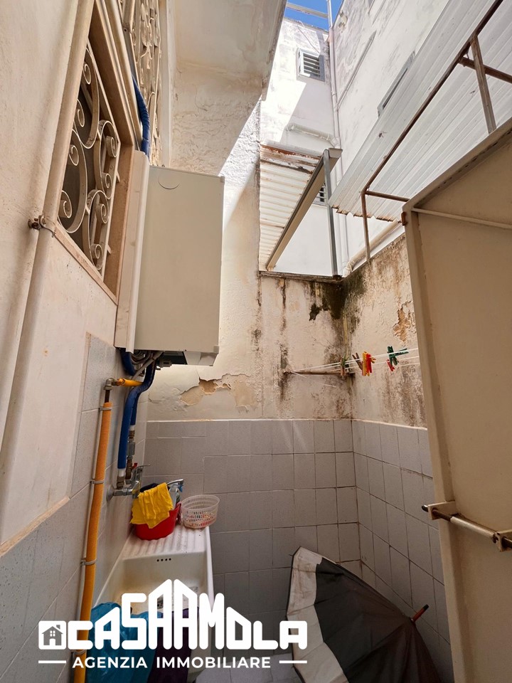 Casa indipendente di  3 vani /120 mq  a Mola di Bari (zona Centrale)