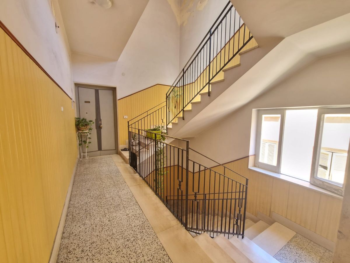 Appartamento di  3 vani /126 mq  a Trani (zona Centro)