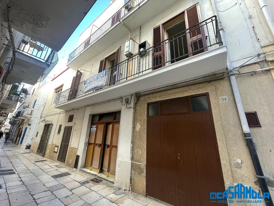 Appartamento di  6 vani /160 mq  a Mola di Bari (zona Centrale)