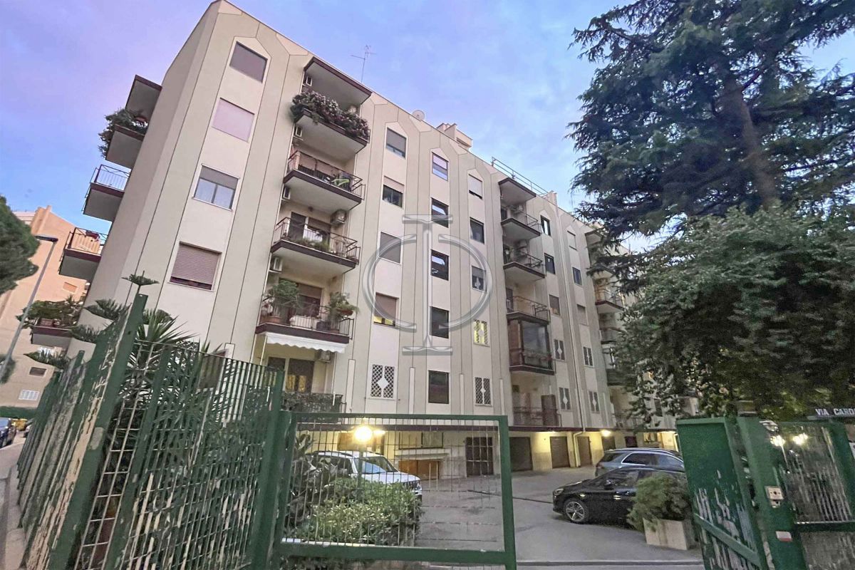 Appartamento di  5 vani /162 mq  a Bari - Poggiofranco