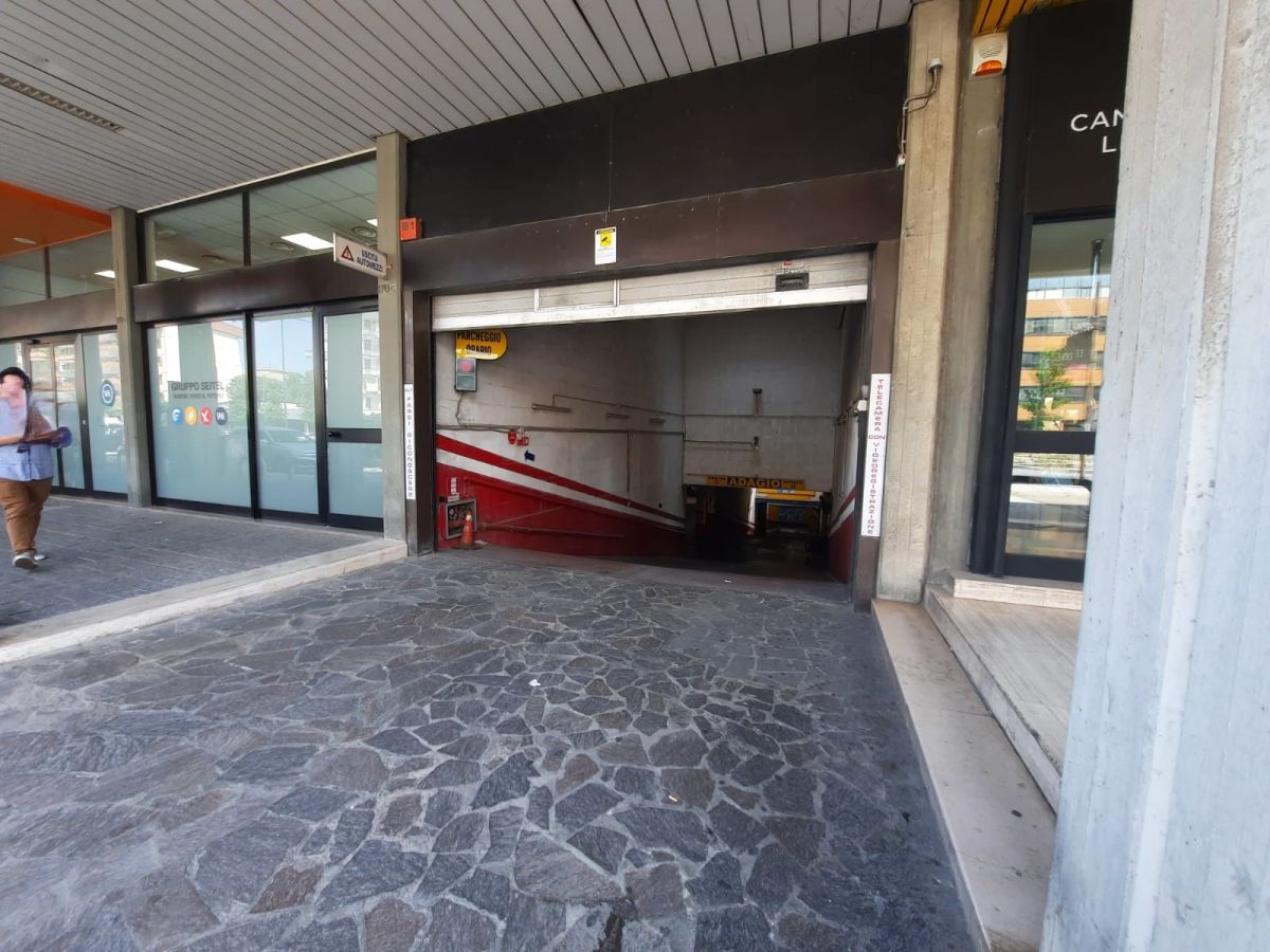 Garage / Parcheggio/2100 mq  a Bari - San Pasquale alta