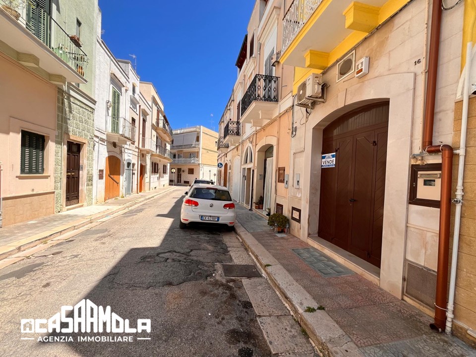 Casa indipendente di  3 vani /120 mq  a Mola di Bari (zona Centrale)