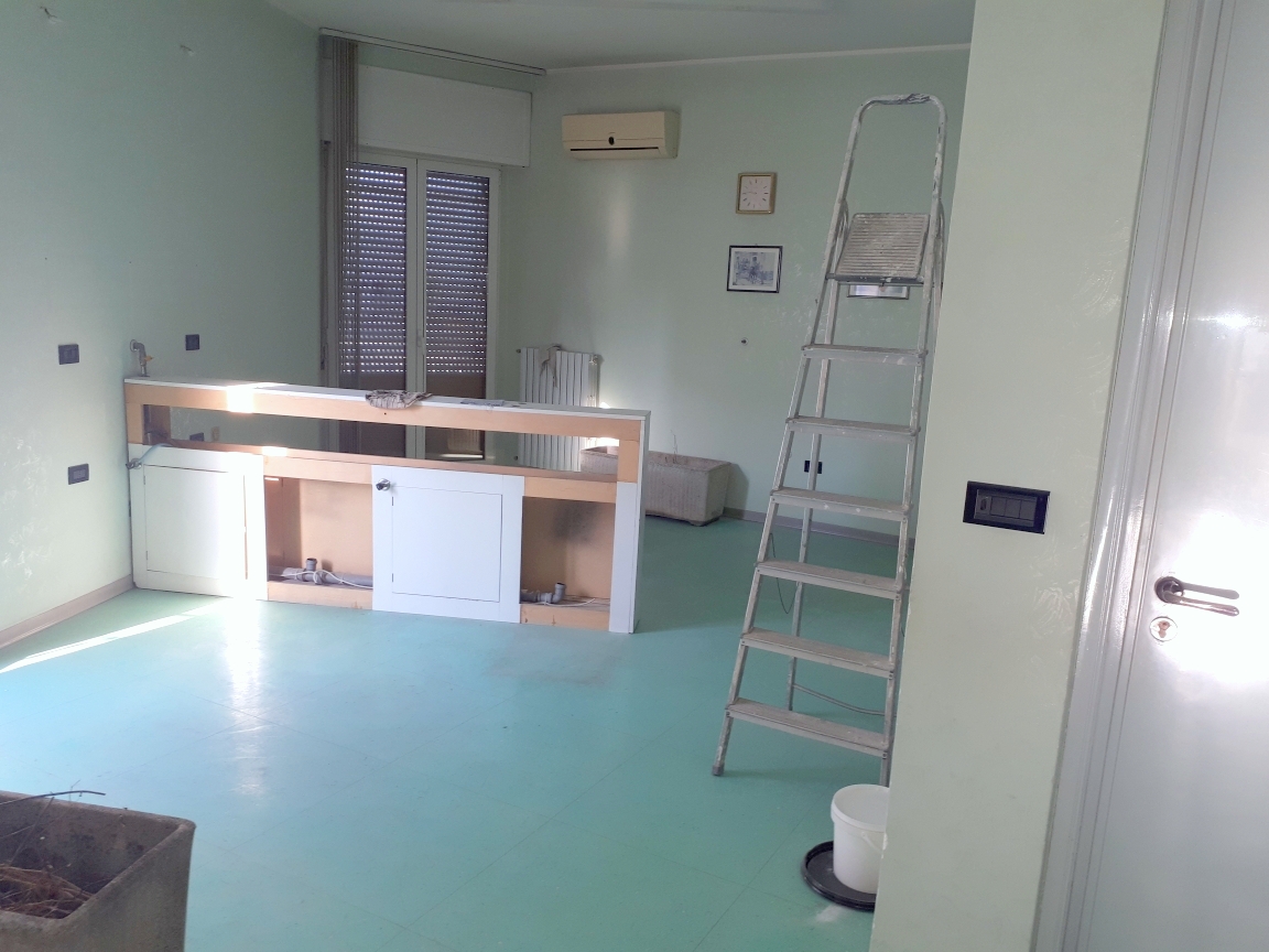 Ufficio di  6 vani /150 mq  a Modugno (zona Centrale)