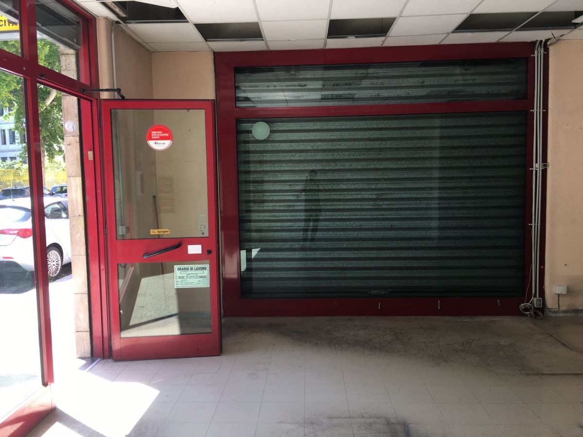 Locale commerciale / Negozio di  1 vani /90 mq  a Bari - Picone (zona via de Gemmis 12)