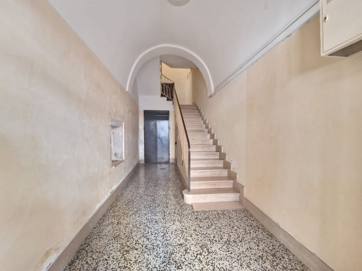 Appartamento di  3 vani /129 mq  a Trani (zona Centro)