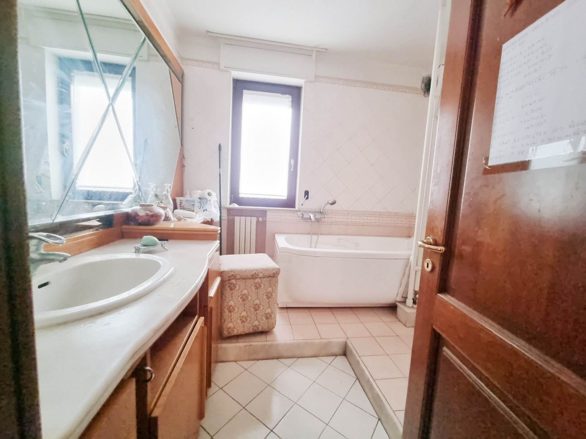 Appartamento di  6 vani /198 mq  a Andria (zona Centro)