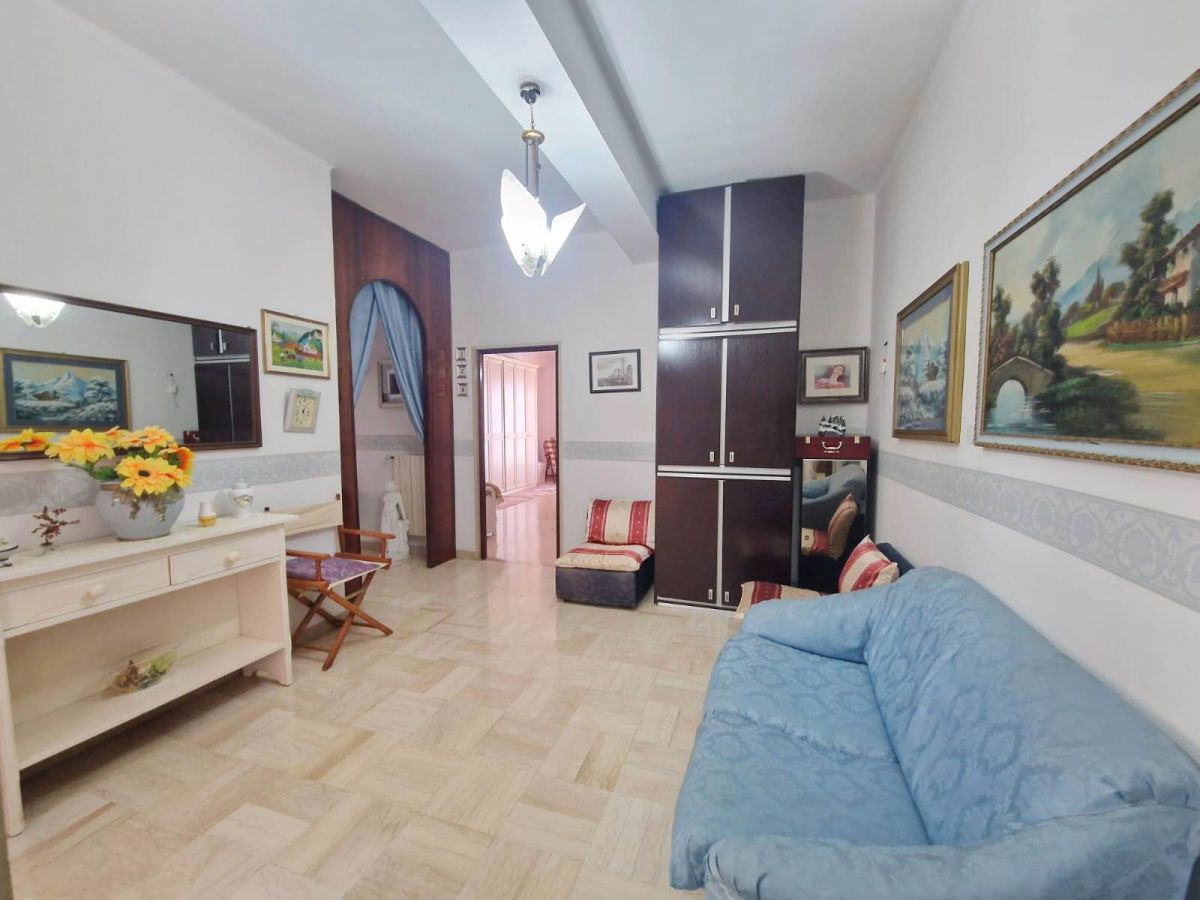 Appartamento di  3 vani /156 mq  a Trani (zona Centro)