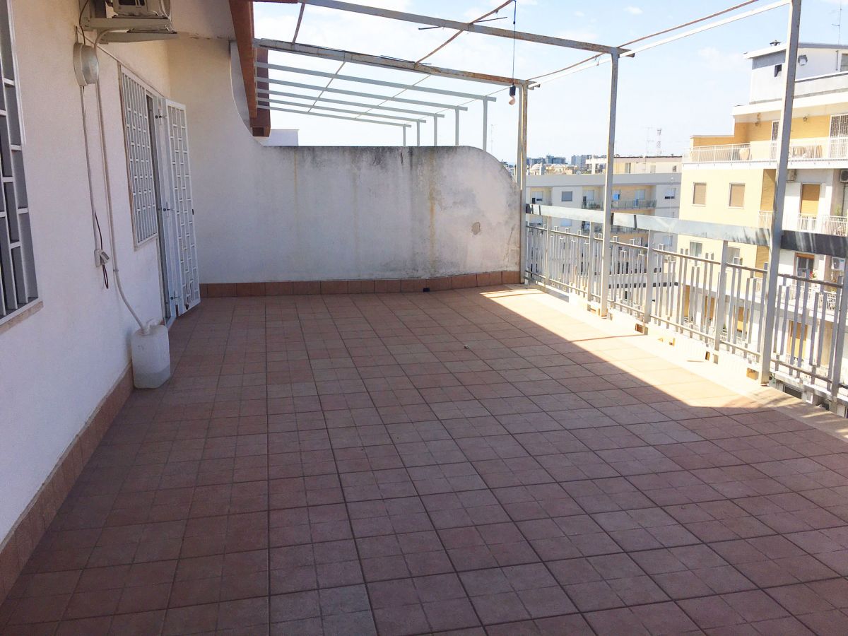 Attico / Mansarda di  3 vani /90 mq  a Bari - Picone (zona Policlinico)