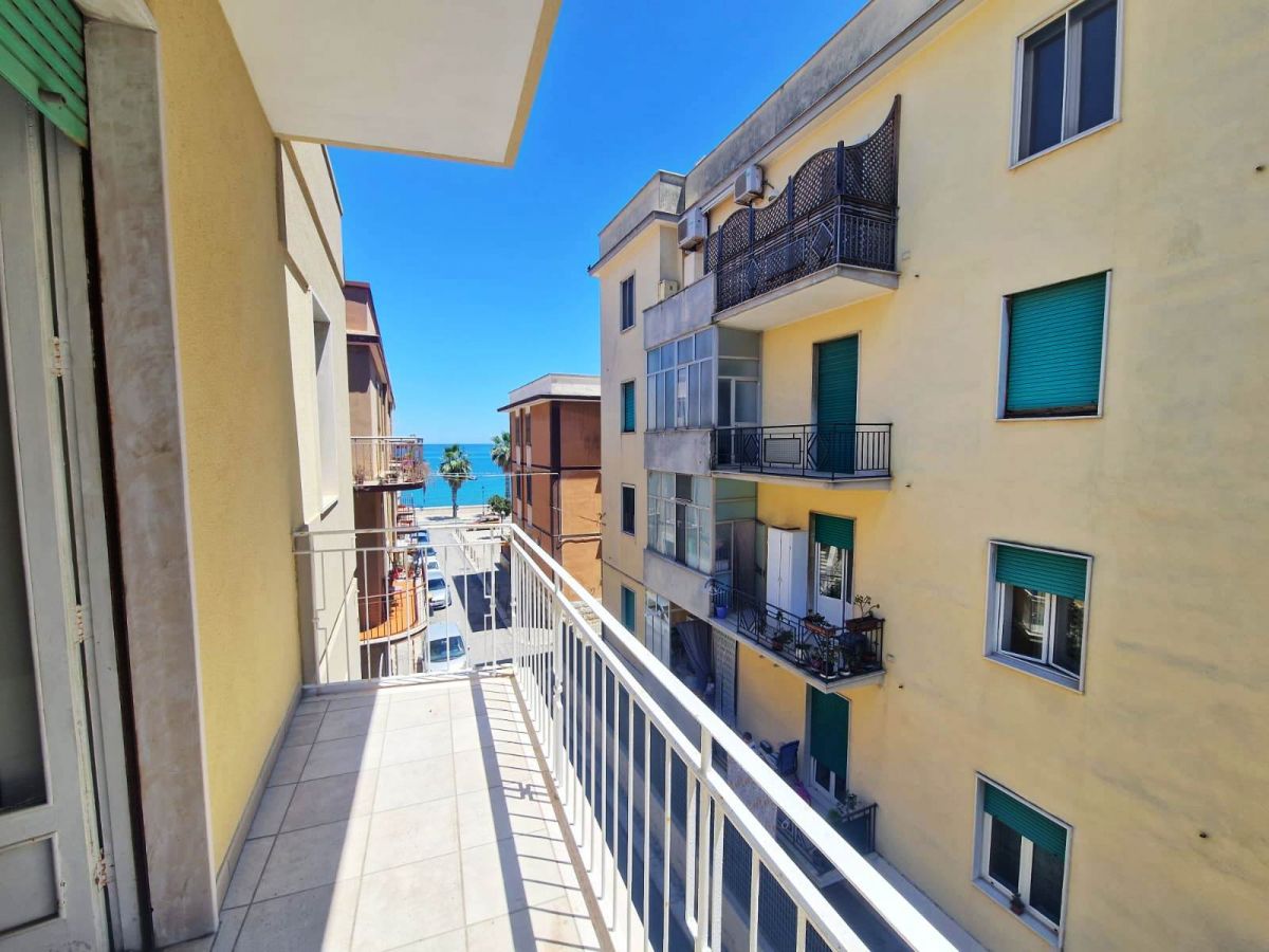 Appartamento di  3 vani /126 mq  a Trani (zona Centro)