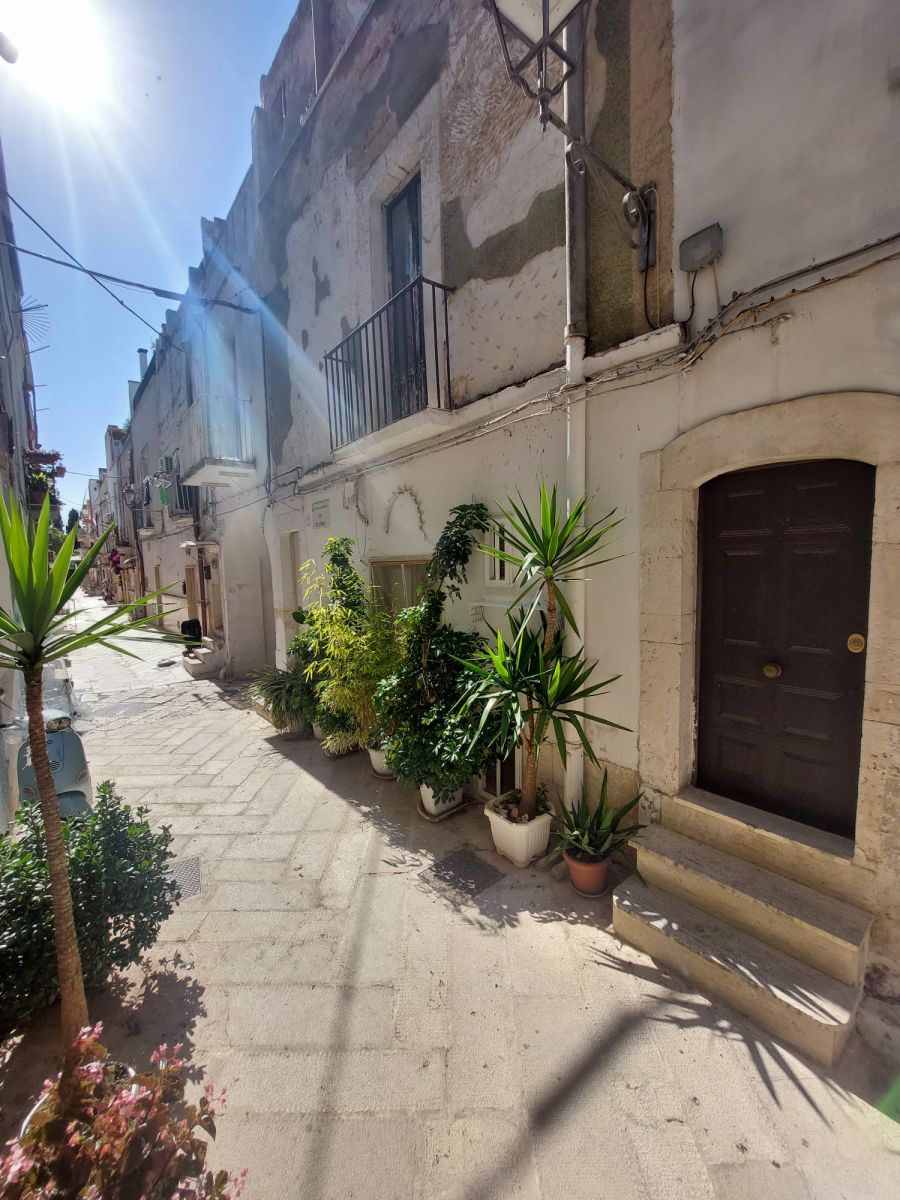 Casa indipendente di  2 vani /92 mq  a Adelfia (zona Montrone)