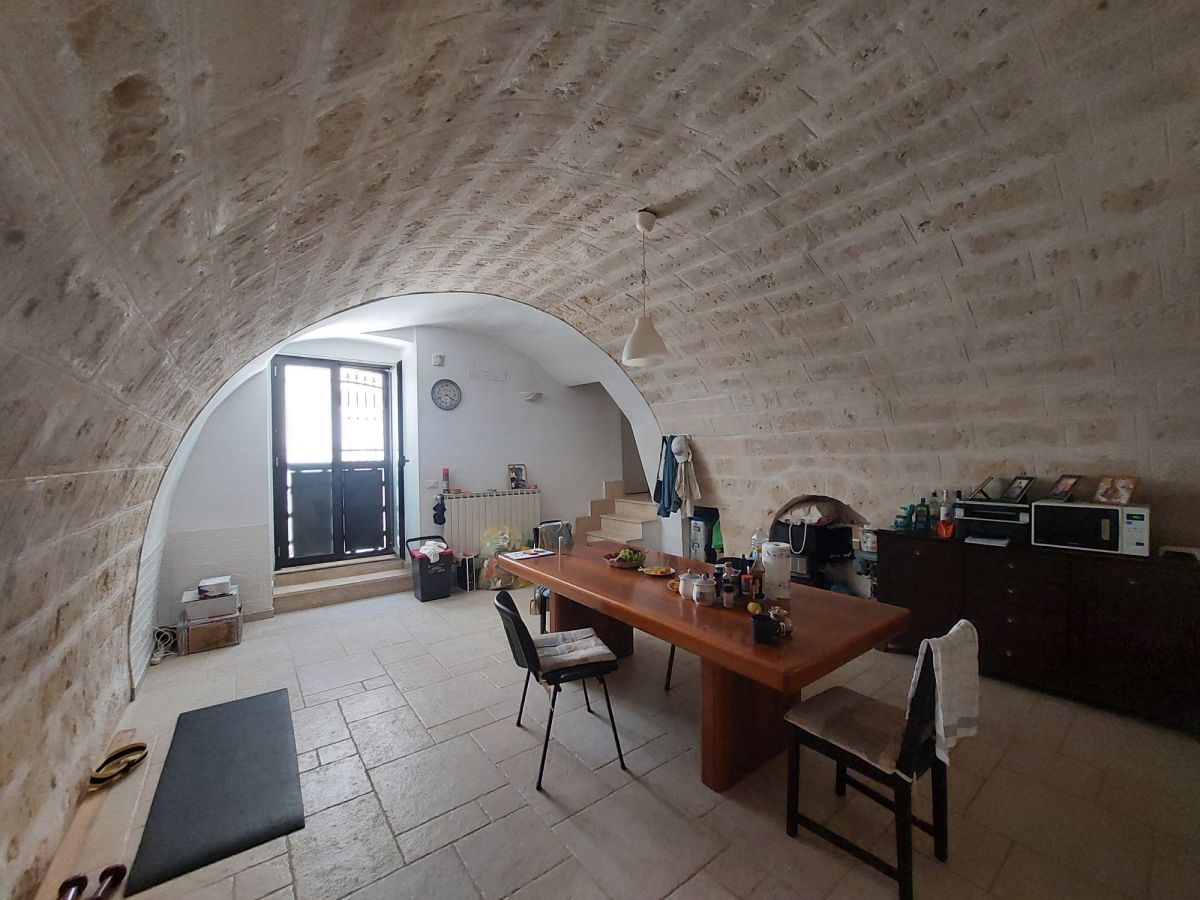 Casa indipendente di  2 vani /92 mq  a Adelfia (zona Montrone)