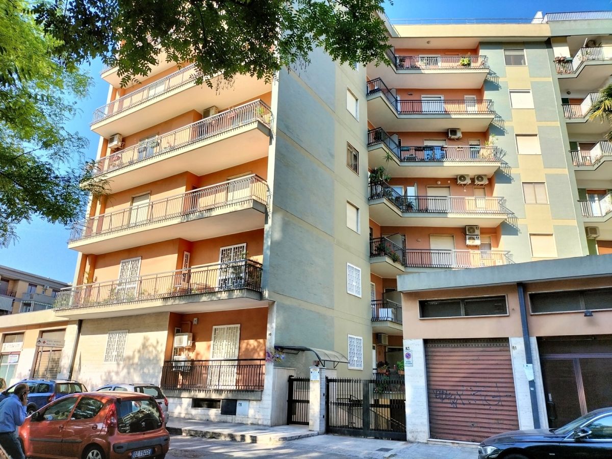 Appartamento di  5 vani /130 mq  a Bari - San Pasquale alta (zona Viale Luigi Einaudi)