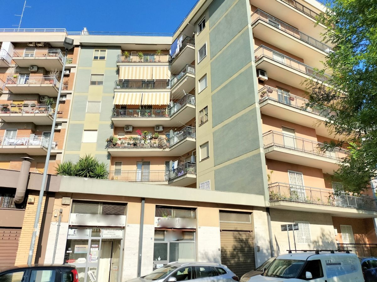 Appartamento di  5 vani /130 mq  a Bari - San Pasquale alta (zona Viale Luigi Einaudi)