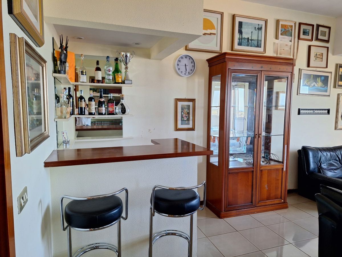 Appartamento di  4 vani /140 mq  a Noicattaro (zona zona torre a mare )