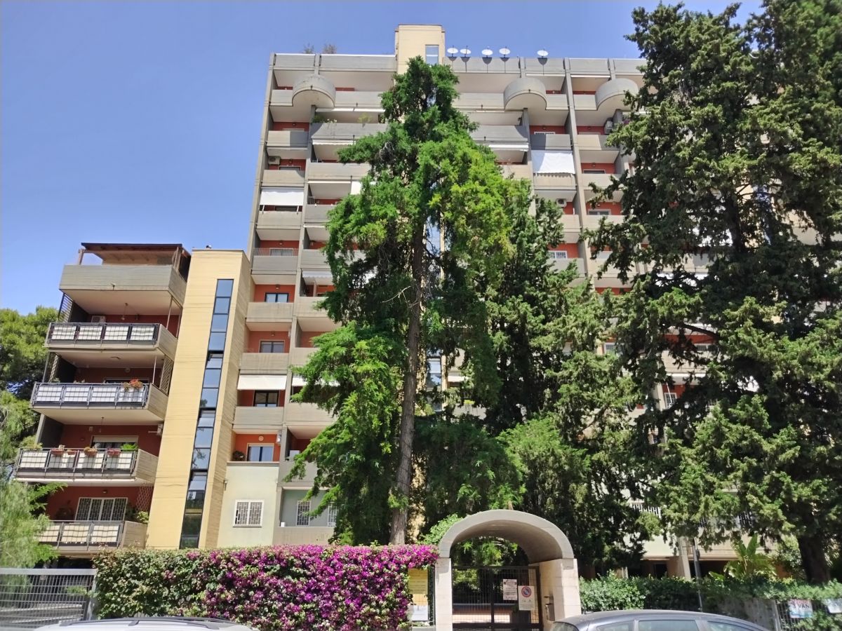 Appartamento di  4 vani /148 mq  a Bari - Poggiofranco (zona Poggiofranco)