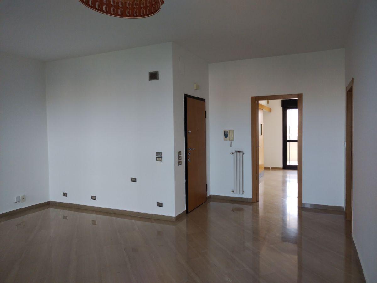 Appartamento di  4 vani /148 mq  a Bari - Poggiofranco (zona Poggiofranco)