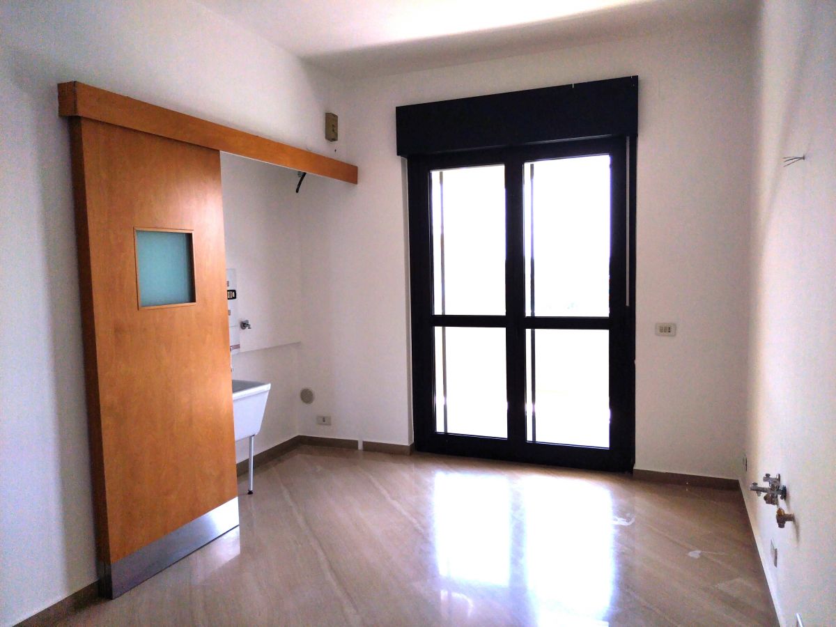 Appartamento di  4 vani /148 mq  a Bari - Poggiofranco (zona Poggiofranco)