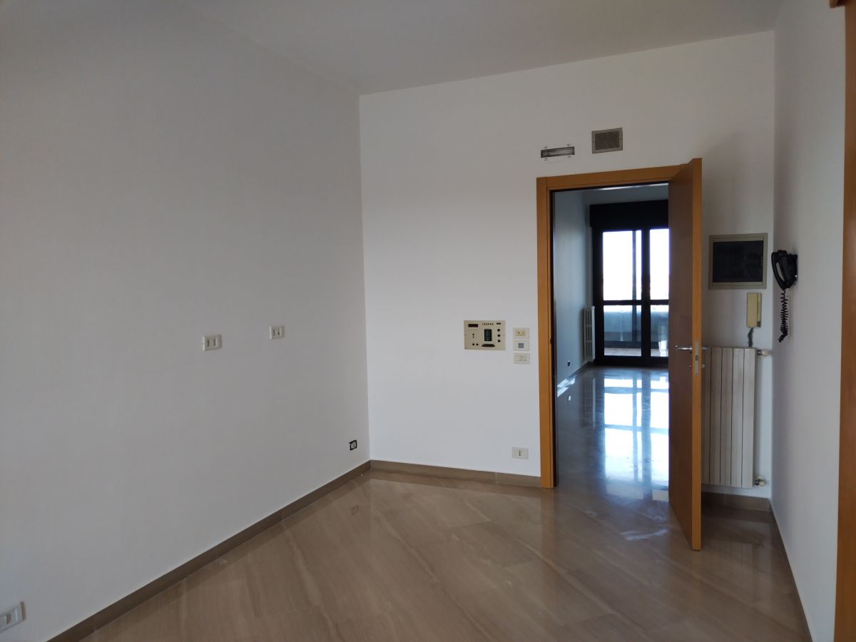 Appartamento di  4 vani /148 mq  a Bari - Poggiofranco (zona Poggiofranco)