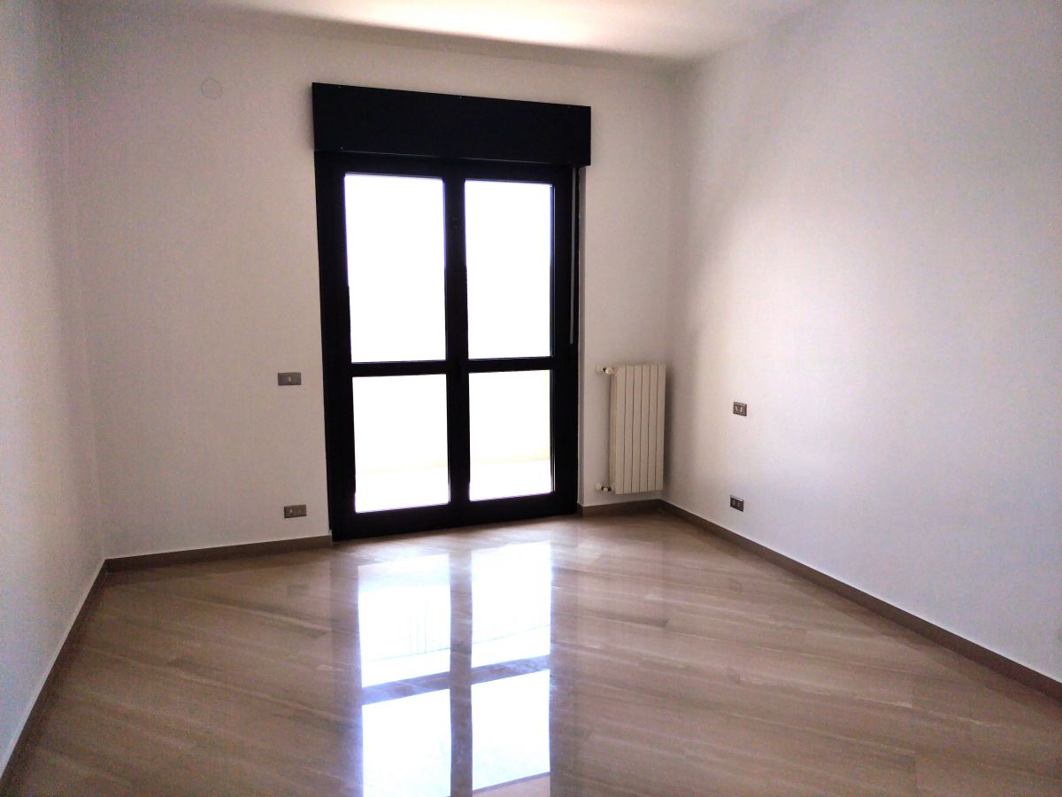 Appartamento di  4 vani /148 mq  a Bari - Poggiofranco (zona Poggiofranco)