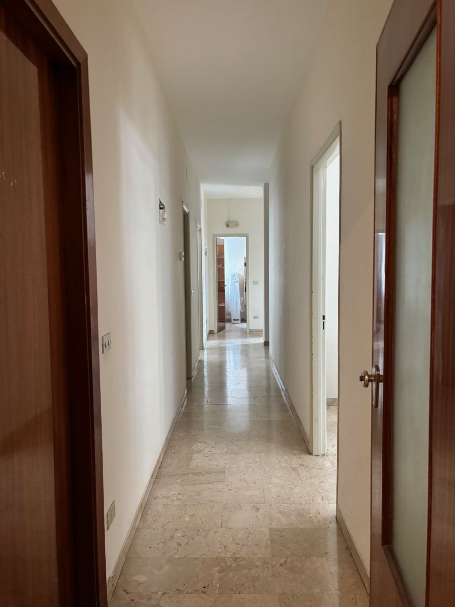 Appartamento di  6 vani /180 mq  a Bari - Picone (zona Policlinico - Capruzzi)