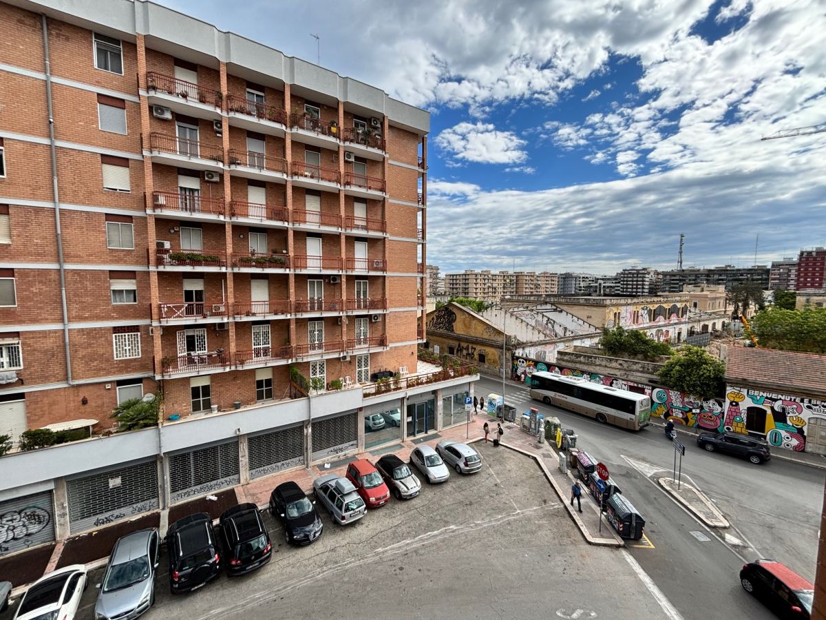 Appartamento di  6 vani /180 mq  a Bari - Picone (zona Policlinico - Capruzzi)