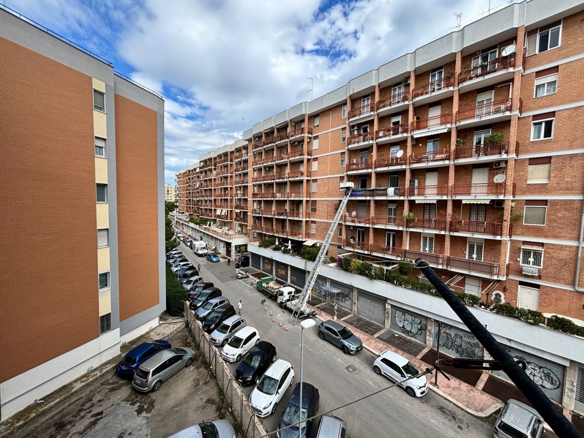 Appartamento di  6 vani /180 mq  a Bari - Picone (zona Policlinico - Capruzzi)