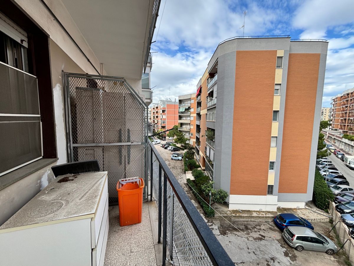 Appartamento di  6 vani /180 mq  a Bari - Picone (zona Policlinico - Capruzzi)