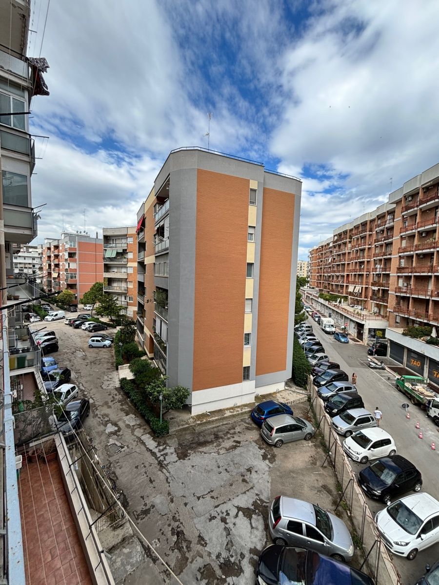 Appartamento di  6 vani /180 mq  a Bari - Picone (zona Policlinico - Capruzzi)