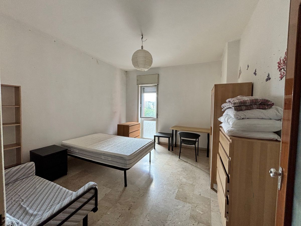 Appartamento di  6 vani /180 mq  a Bari - Picone (zona Policlinico - Capruzzi)