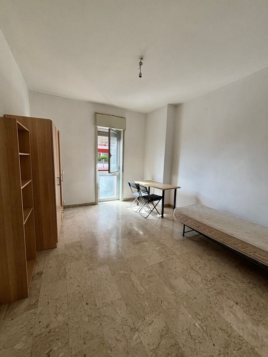 Appartamento di  6 vani /180 mq  a Bari - Picone (zona Policlinico - Capruzzi)