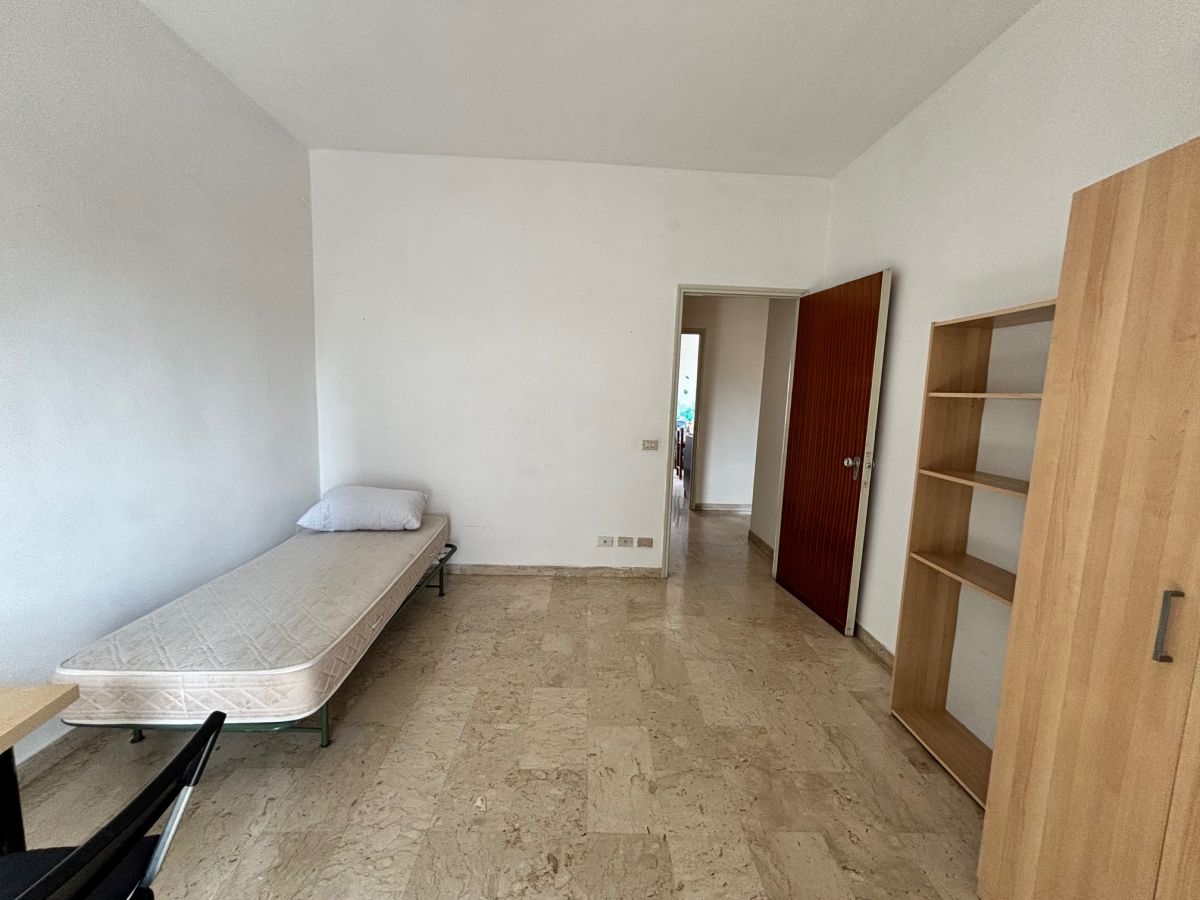 Appartamento di  6 vani /180 mq  a Bari - Picone (zona Policlinico - Capruzzi)