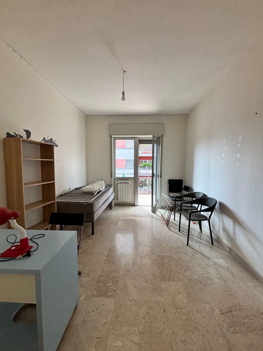 Appartamento di  6 vani /180 mq  a Bari - Picone (zona Policlinico - Capruzzi)