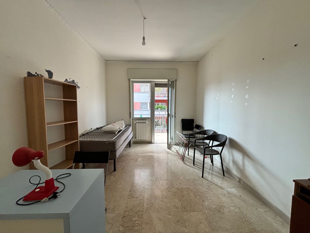 Appartamento di  6 vani /180 mq  a Bari - Picone (zona Policlinico - Capruzzi)