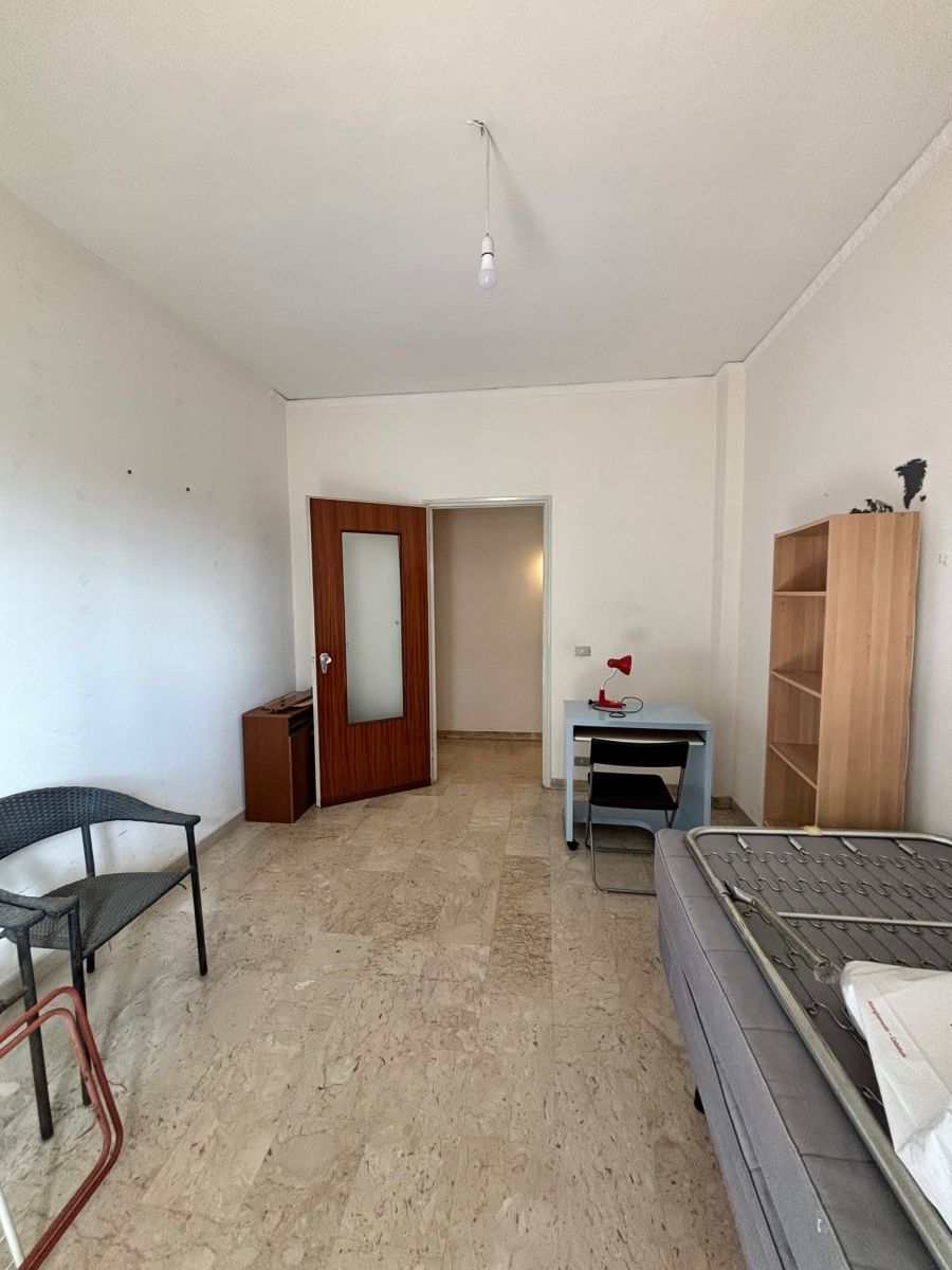 Appartamento di  6 vani /180 mq  a Bari - Picone (zona Policlinico - Capruzzi)