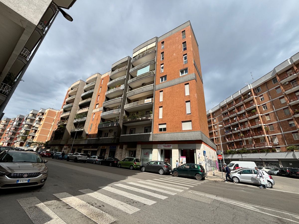 Appartamento di  6 vani /180 mq  a Bari - Picone (zona Policlinico - Capruzzi)