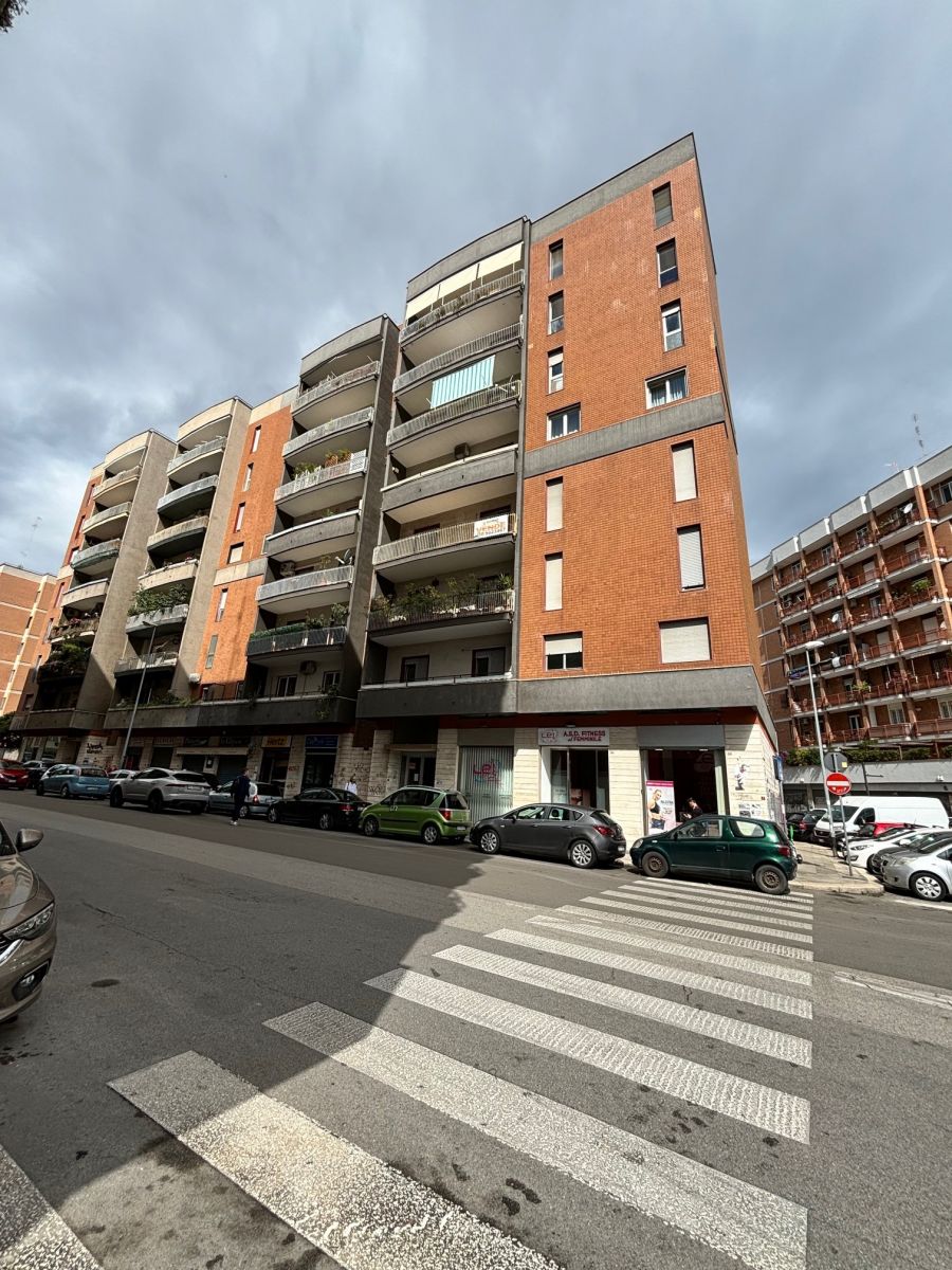 Appartamento di  6 vani /180 mq  a Bari - Picone (zona Policlinico - Capruzzi)