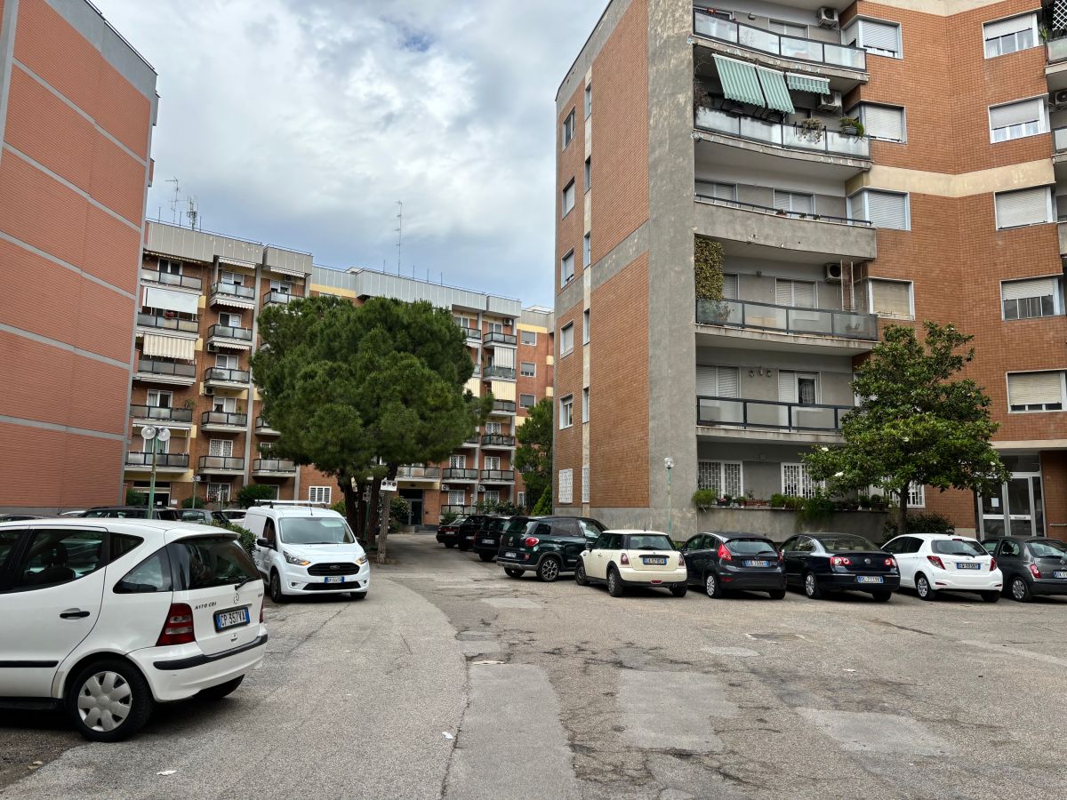 Appartamento di  6 vani /180 mq  a Bari - Picone (zona Policlinico - Capruzzi)