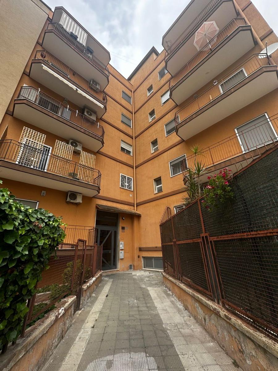 Appartamento di  3 vani /100 mq  a Bari - Poggiofranco