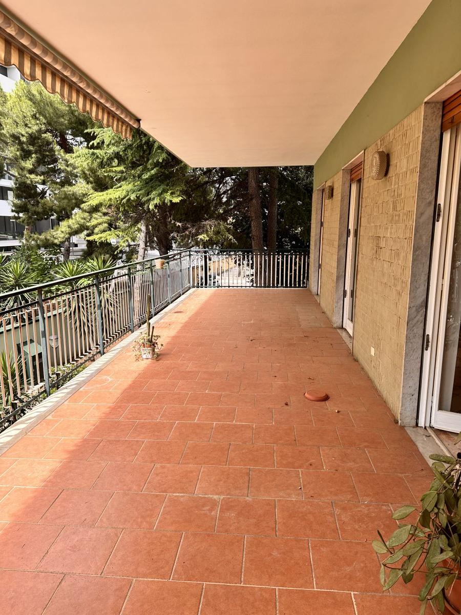 Appartamento di  4 vani /120 mq  a Bari - Poggiofranco