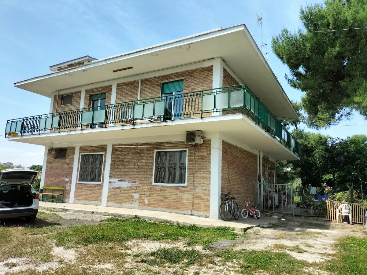 Casa indipendente di  6 vani /230 mq  a Bari - San Girolamo (zona water front)