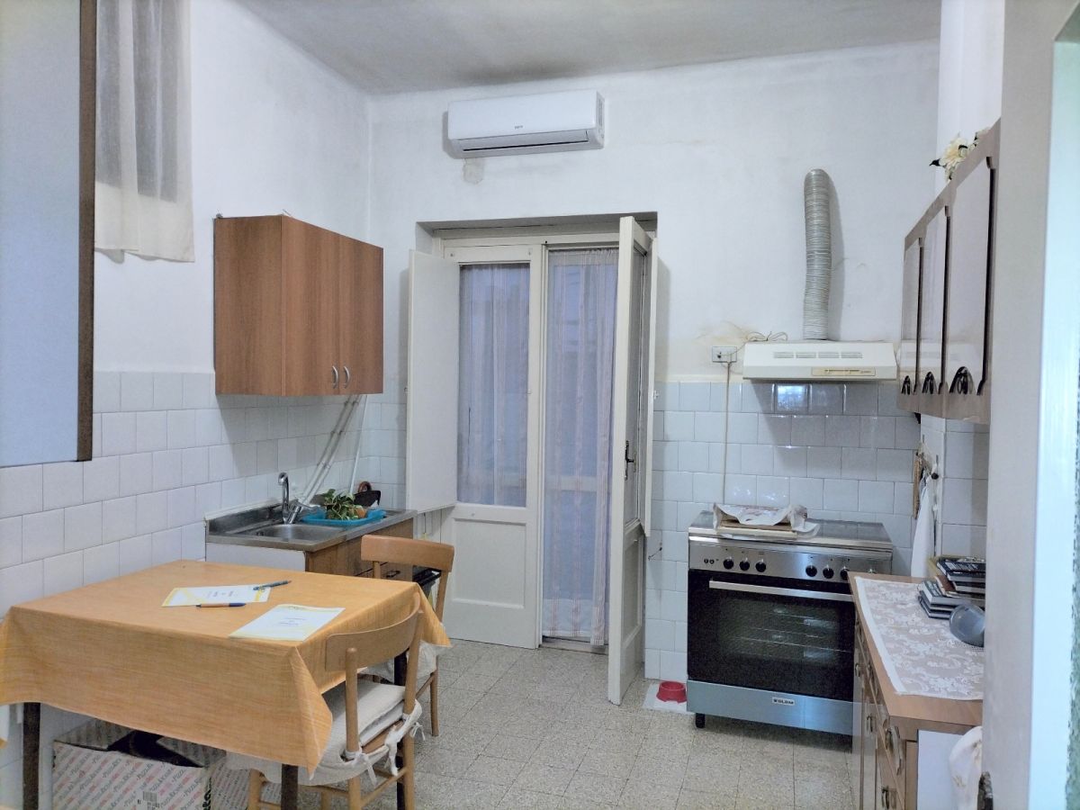 Appartamento di  4 vani /140 mq  a Bari - San Paolo (zona Viale Europa)