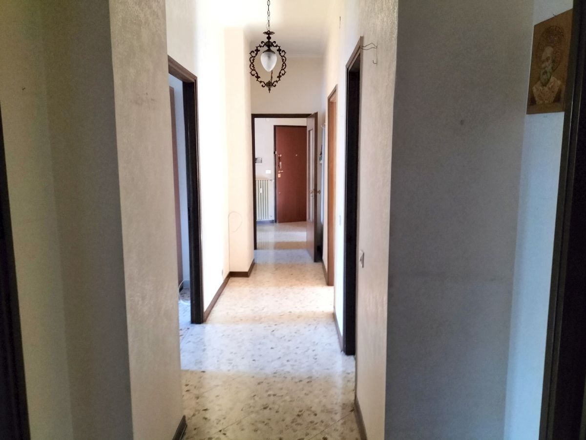 Appartamento di  5 vani /130 mq  a Bari - San Pasquale alta (zona Viale Luigi Einaudi)